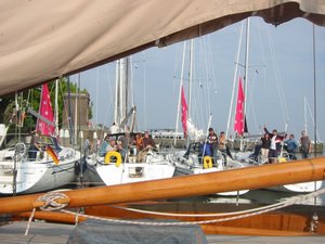 Segeltörn Ijsselmeer:  Die Flotille im Hafen Enkhuizen